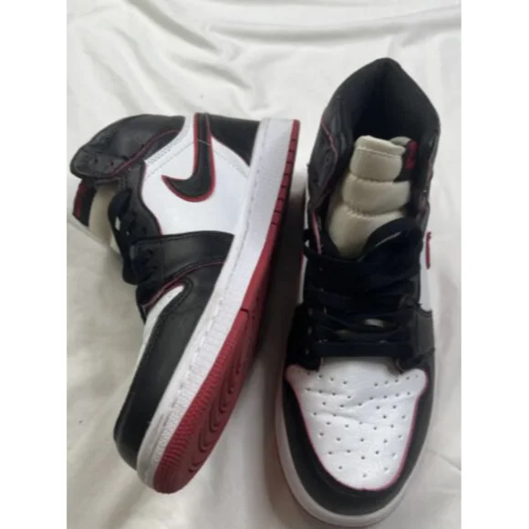 Nike Air Jordan 1 Retro Bloodline Sz 7 OG I 555088–062 Black White Red￼ A250622 555088-062 Nike Air Jordan 1 Retro High OG Blood Line Black  main image 3